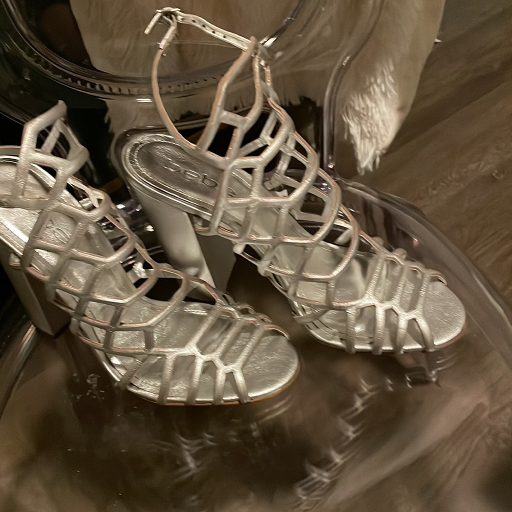 Sz 9 worn twice 2 small scuffs on (R) heel